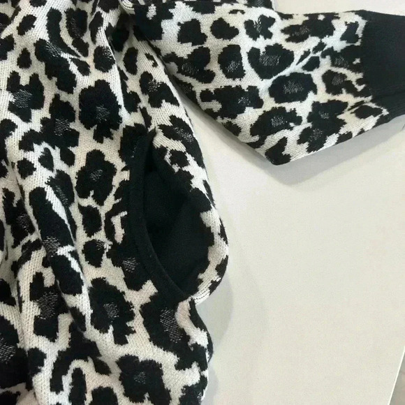Karl Lagerfeld cowl neck animal print Sweater medium like new super soft an warm - Picture 4 of 7